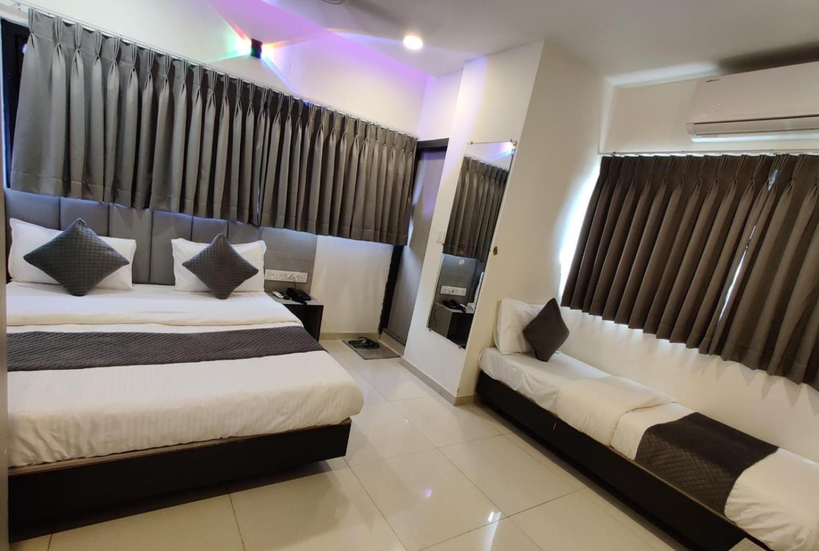 Hotel Selfie Inn Ahmedabad Eksteriør billede
