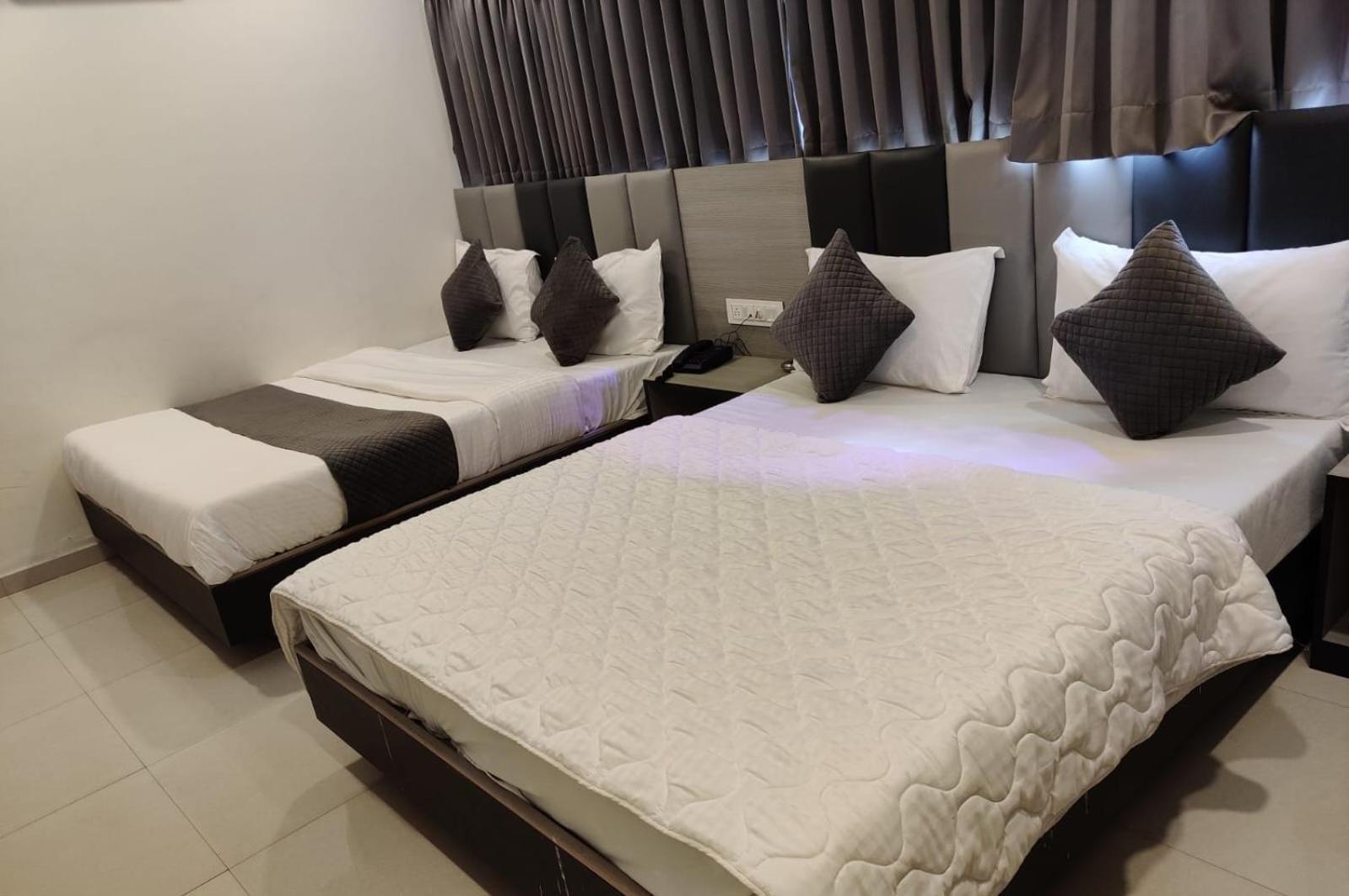 Hotel Selfie Inn Ahmedabad Eksteriør billede